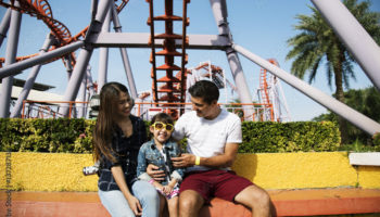 Parents et enfant dans un parc de loisirs